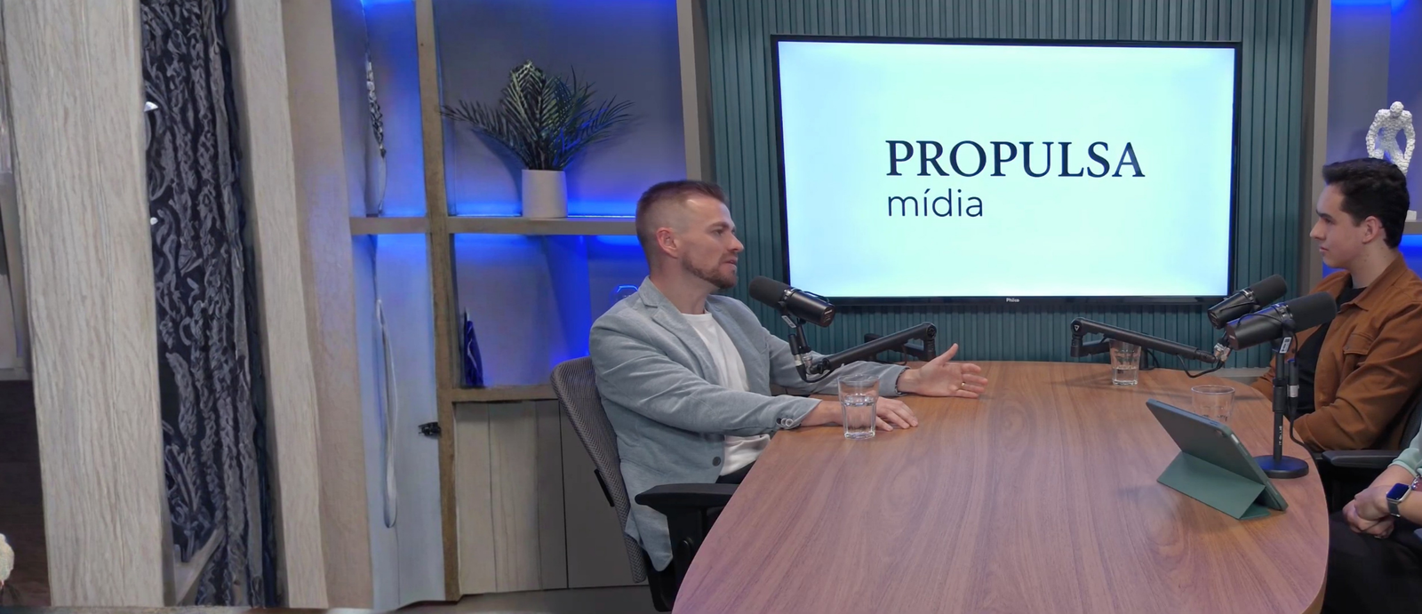 Podcast Propulsa &mdash; est&uacute;dio com luzes azuis